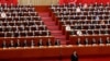 지난 16일 베이징 인민대회당에서 진행된 제20차 중국 공산당 전국대표대회 개막 일정 참가자들이 시진핑(앞) 국가주석을 향해 박수하고 있다. 