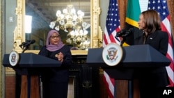 Rais wa Tanzania Samia Suluhu Hassan wakati wa ziara yake Marekani kuzindua filamu ya Royal Tour alikutana na Makamu wa Rais wa Marekani Kamala Harris White House, Ijumaa, April 15, 2022, Washington. (AP Photo/Patrick Semansky)