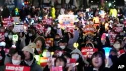 2024年12月9日，示威者在南韓首爾的國會大樓外舉行集會，要求彈劾總統尹錫悅。