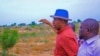 Gwamna Zulum (da jar riga) yayin da yake rangadin hanyar Mulai-Dalwa (Facebook/Borno state government)