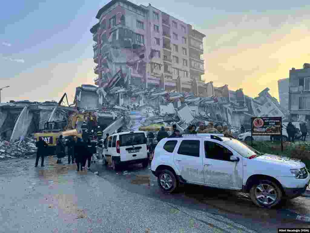 Deprem bölgesinde fuar merkezleri ve kapalı spor salonları gibi alanlar depremzedelerin geceyi sokakta geçirmemesi için kapılarını açmış durumda ancak yine de barınaklar yetersiz kalıyor. 