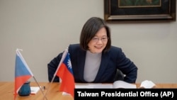 台灣總統府發布的照片顯示，台灣總統蔡英文在與捷克當選總統帕維爾進行電話通話。 （2023年1月31日）
