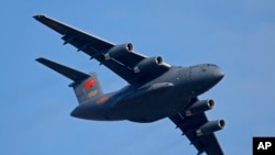 2018 年 11 月 7 日，一架中國運-20 軍用運輸機在中國南方珠海市的航展上亮相。 （美國之音資料照片）