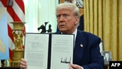2025年2月13日，美國總統特朗普在華盛頓特區白宮橢圓形辦公室簽署了一項關於對等關稅的行政命令。