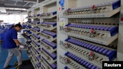 資料照：中國東莞一家工廠生產電動汽車的電池。 （2017年9月20日）