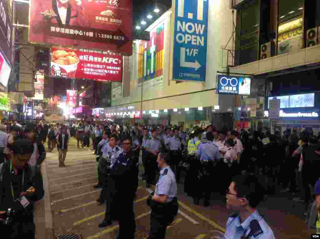 大批市民連續第二晚在旺角與警方「巷戰」 (美國之音海彥拍攝 )