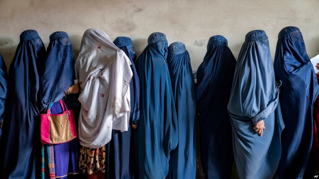 En esta imagen de archivo, mujeres afganas esperan para recibir raciones de comida distribuidas por un grupo de ayuda humanitaria, en Kabul, Afganistán, el 23 de mayo de 2023.