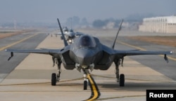지난해 11월 '비질런트 스톰' 미한 연합공중훈련에 참가한 미 해병대 F-35B 전투기와 한국 공군 KF-16 전투기 편대가 군산 공군기지에서 나란히 이동하고 있다.