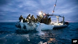 美國海軍提供的圖像顯示隸屬第2拆彈大隊的水兵在南卡羅萊納州美特爾海灘附近海域打撈被擊落的中國氣球殘骸。(2023年2月5日)
