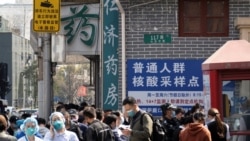 上海民眾排隊等候接受新冠病毒核酸檢測。 (2022年3月11日)