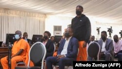 Arguido Ndambi Guebuza, filho do antigo Presidente da República, Armando Guebuza, de pé para a leitura da sentença do Caso Dívidas Ocultas, em que está envolvido. Maputo, Moçambique, 7 Dez., 2022