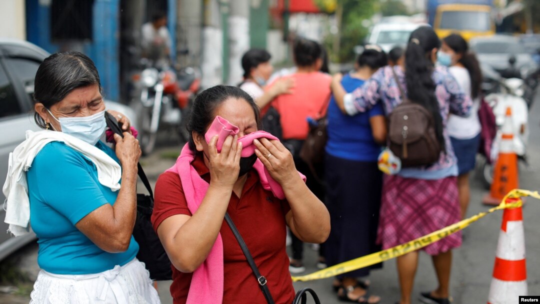 Familiares de detenidos en El Salvador lloran por la suerte de sus seres queridos encarcelados en San Salvador el 7 de junio de 2022.