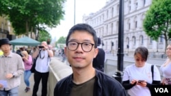 2022年6月4日在倫敦大批支持烏克蘭與香港的示威者在唐寧街10號首相府外舉行的六四事件紀念集會上，前香港立法會議員羅冠聰參加集會。（美國之音/鄭樂捷）