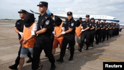 2017年7月6日，中國警察在長沙黃花國際機場押送一批從柬埔寨遣返的電信詐騙嫌疑犯。