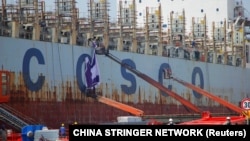 資料照：中國山東省威海市一家造船廠的工人正在建造中國遠洋運輸公司 (COSCO) 的貨船。 （2019年5月16日）
