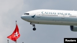 資料照：一架國泰航空公司的波音飛機降落在香港國際機場。（2019年8月14日）