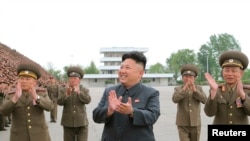 北韓領導人金正恩接見人民軍官兵檔案照