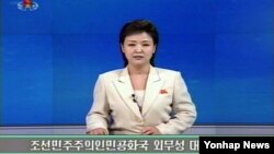 지난달 16일 미·한 연합 훈련을 비방하는 내용의 북한 외무성 대변인 담화를 보도하는 조선중앙TV.