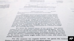 照片顯示亞特蘭大第11聯邦巡迴上訴法院判決書中的一頁,這一裁決使得調查人員可以繼續審查8月8日聯邦調查局搜查特朗普的海湖莊園期間收走的大約100份機密文件。(2022年9月21日)
