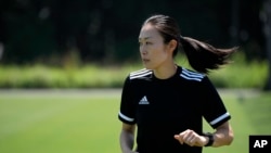 Yoshimi Yamashita, árbitra japonesa, numa sessão de aquecimento durante um treino. Junho 27, 2022, JFA YUME Field em Chiba, arredores de Tóquio.
