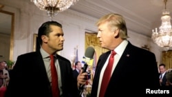 ARCHIVO - El presidente de EEUU, Donald Trump, entrevistado por Pete Hegseth, presentador de "Fox and Friends", en la Casa Blanca, el 6 de abril de 2017. 
