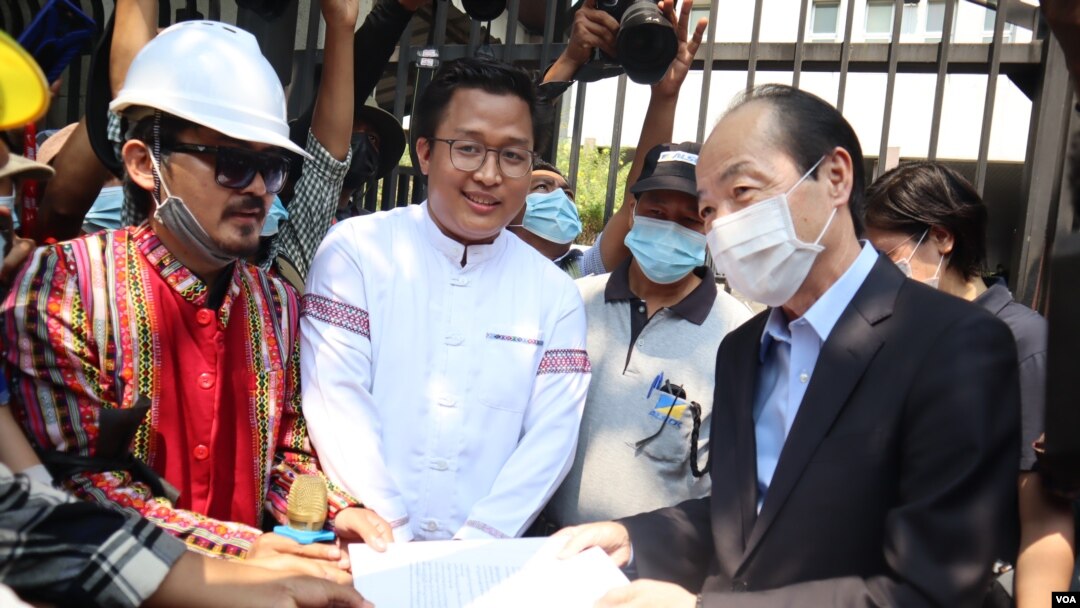 ချင်းတိုင်းရင်းသား လူငယ်တွေပေးတဲ့ အိတ်ဖွင့်ပေးစာကို လက်ခံရယူနေတဲ့ ဂျပန်သံအမတ်ကြီး။ (ဖေဖော်ဝါရီ ၂၀၊ ၂၀၂၁။ ဓာတ်ပုံ - ဗွီအိုအေမြန်မာပိုင်း)