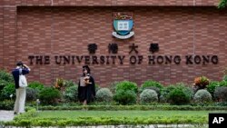 資料照片：香港大學學生在校園拍照。 （2021年7月16日）