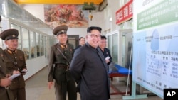 金正恩訪問平壤國防科學院化學材料研究所(2017年8月23日)
