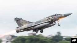 一架法國製造的幻影戰鬥機從台灣屏東附近的空軍基地起飛。 (2022年5月27日)