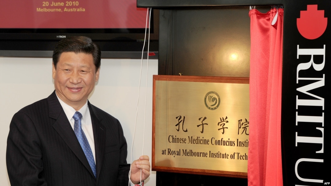 時任中國國家副主席的習近平在墨爾本皇家理工大學為澳大利亞的第一所中醫孔子學院揭牌。（資料照：2010年6月20日）