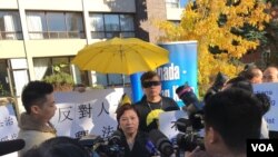 港加聯在多倫多中領館前黑衣抗議中國人大釋法。(港加聯圖片)
