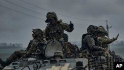 在烏克蘭頓涅茨克州，烏軍乘坐裝甲運兵車前往武赫萊達爾附近的前沿陣地。(2023年5月1日)