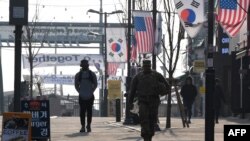 한국 평택의 주한미군 기지인 캠프 험프리스 인근에 성조기와 태극기가 나란히 걸려 있다.