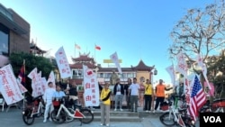 11月16日，騎行活動參與者在洛杉磯唐人街孫中山雕像前合影，美國之音 張木林 拍攝