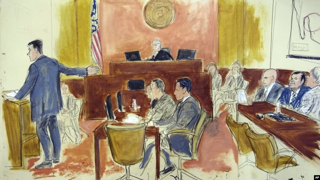 Durante su declaración inicial, el fiscal federal Adam Feels, a la izquierda, señala al narcotraficante Joaquín "El Chapo" Guzmán, segundo a la derecha, junto con su abogado Eduardo Balarezo en la corte federal de Brooklyn.