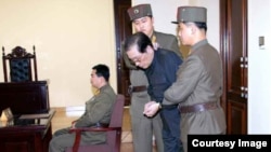 張成澤受審時照片(北韓勞動新聞)