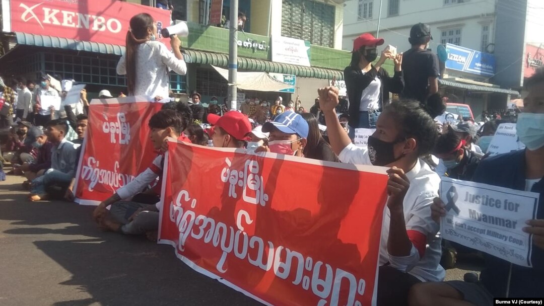 ဖေဖော်ဝါရီလ ၉ ရက်နေ့က ပဲခူးဆန္ဒပြပွဲ မြင်ကွင်း။ (ဓာတ်ပုံ - Burma VJ - ဖေဖော်ဝါရီ ၉၊ ၂၀၂၁) 