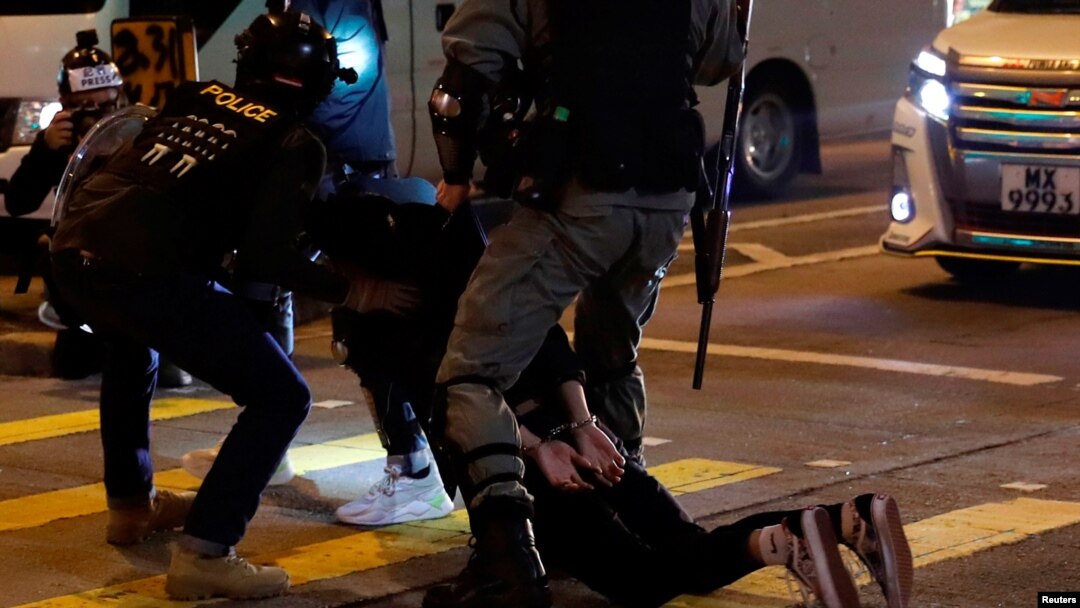 La policía detiene a un manifestante contra el gobierno durante una manifestación en Hong Kong el martes 31 de diciembre de 2019 .