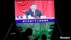 北京街頭巨型屏幕播放的中國領導人習近平參加中共19屆六中全會的圖像。（2021年11月11日）
