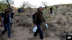Archivo. Un grupo de migrantes cruza el desierto entre Sasabe, México, y Sasabe, Arizona, el 25 de abril de 2006.