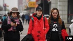 被拘留维权律师王全璋的妻子李文足（中）和维权律师李和平的妻子王峭岭等人2018年4月5日在北京郊区行走(资料照片)