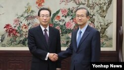 한국의 임성남 외교통상부 한반도평화교섭본부장(왼쪽)이 5일 오후 베이징에서 북핵 대처방안을 협의하기 위해 중국 측 6자회담 수석대표인 우다웨이 한반도사무 특별대표와 만나 악수하고 있다.
