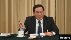 中共二號人物、可能出任總理的李強在擔任中共江蘇省委書記時在全國人大會議分組會上講話（資料照片，2017年3月7日）