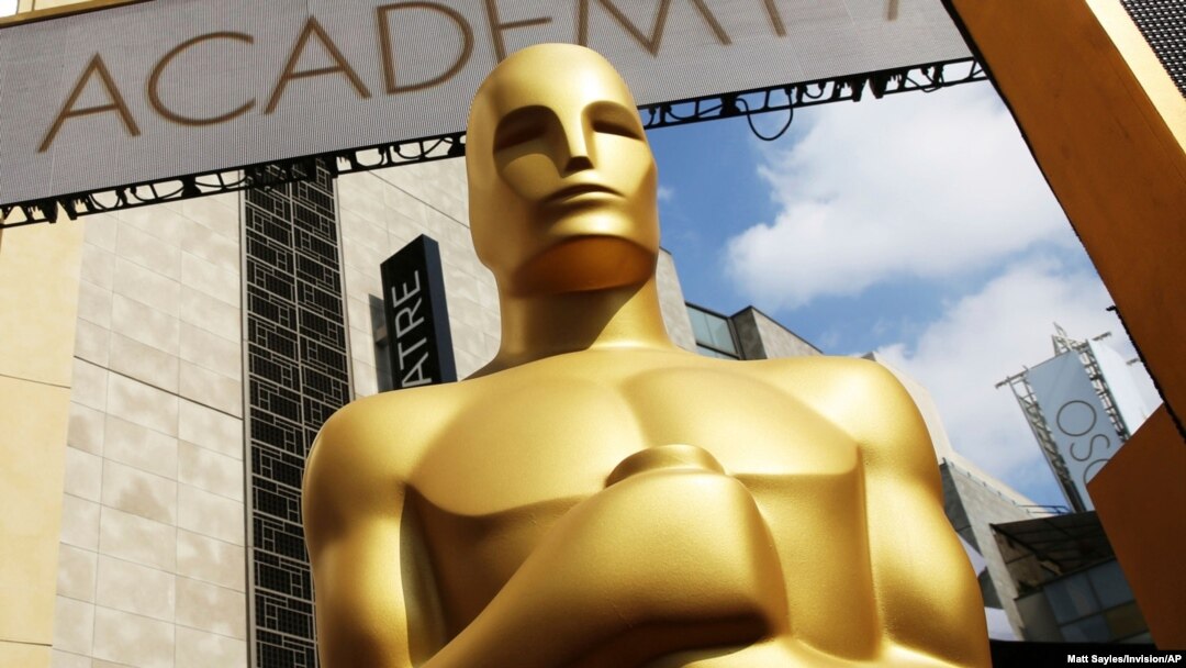 Una estatua del Oscar afuera del Teatro Dolby durante la edición 87 de los Premios de la Academia en Los Angeles, el 21 de febrero de 2015.