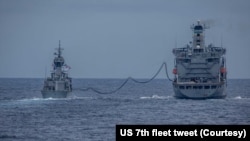 美國海軍第七艦隊的驅逐艦“柯蒂斯·威爾伯號”和澳大利亞皇家海軍的安扎克級護衛艦“巴拉臘特號”在南中國海進行聯合軍演。（2021年6月11日）