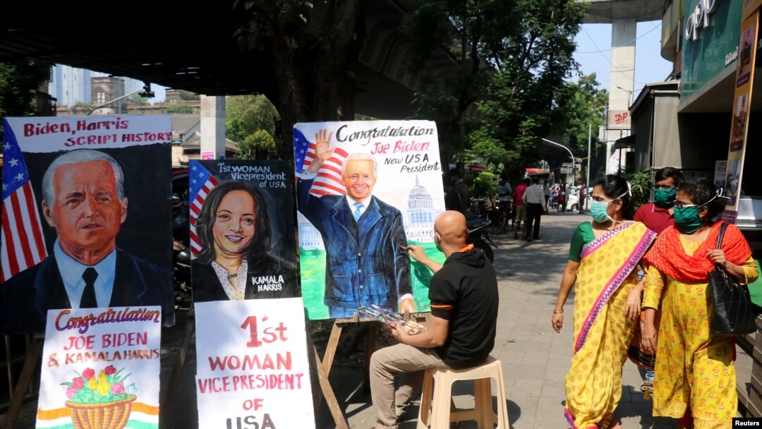 印度孟買街頭藝術家描繪美國當選總統和副總統的肖像（路透社2020年11月8日）