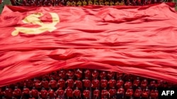 資料照：中國湖北武漢的大學生展開一面巨大的中共黨旗。 （2021年9月10日）