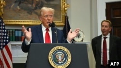 2025年1月21日，美國總統特朗普（Donald Trump）在華盛頓特區的白宮羅斯福廳發表有關“星際之門”（Stargate）項目時，甲骨文公司董事長拉里·埃里森（Larry Ellison）在旁聆聽。