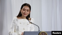 資料照：泰國總理帕東坦·西那瓦(Paetongtarn Shinawatra)在曼谷舉行的一個記者會上。 （2024年8月18日）