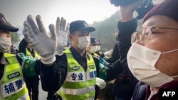 警察在上海浦東新區法院外面阻止記者拍攝錄像。（2020年12月28日法新社）